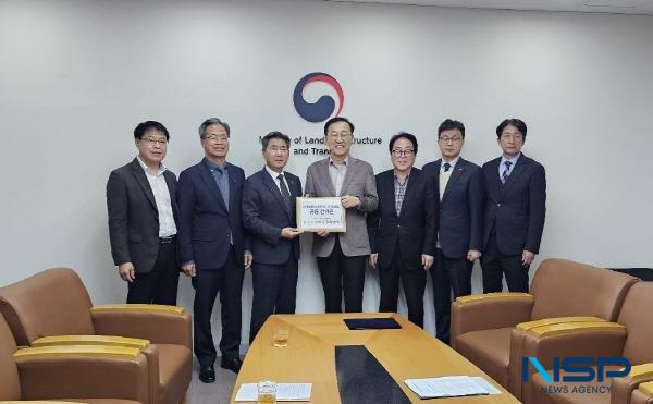 NSP통신-영양군은 1일 서울 중구 국토발전전시관에서 열린 국토교통부 장관 면담에 참석해 남북9축 고속도로(영천~양구) 조기 건설을 요청하는 10개 시·군 공동건의문을 공식 전달했다. (사진 = 영양군)