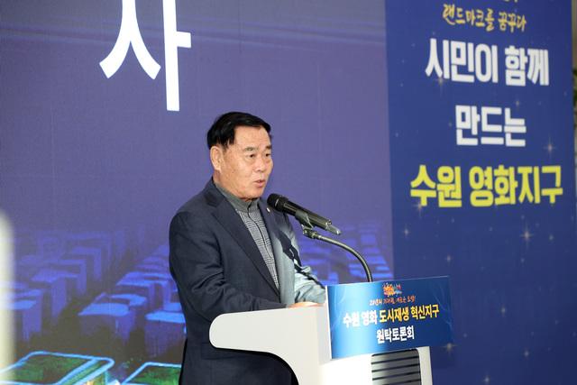 NSP통신-1일 이재식 수원시의회 의장이 원탁토론회에서 인사말을 하고 있다. (사진 = 수원시의회)