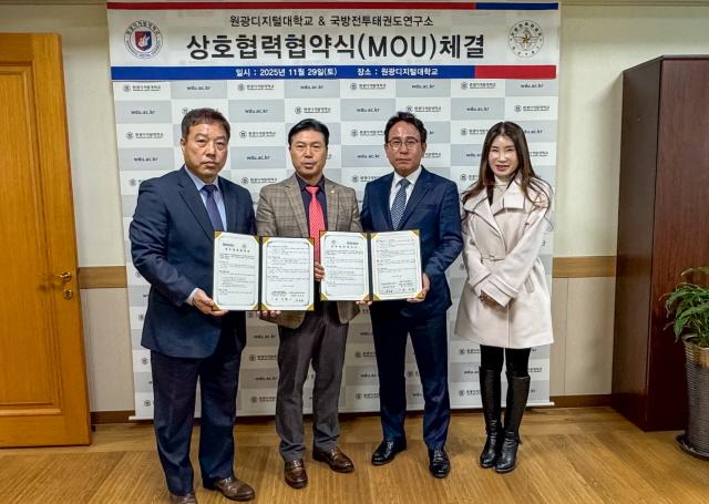 NSP통신-원광디지털대와 국방전투태권도연구소 간 단체 협약식 기념촬영 모습. 사진 왼쪽부터 윤민철 태권도스포츠재활학과장, 신호균 소장, 곽노흔 부소장, 유복희 이사. (사진 = 원광디지털대)