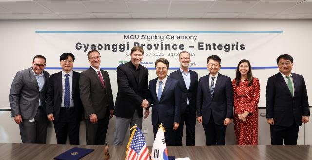 NSP통신-2025년 10월 미국 보스턴에서의 인테그리스 투자협약 체결 기념촬영 모습. (사진 = 경기도)