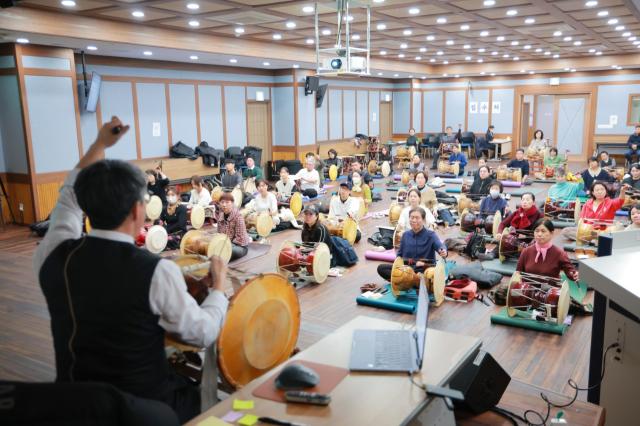 NSP통신-원광디지털대 전통공연예술학과 삼도설장고 특강에 참여하는 학생들. (사진 = 원광디지털대)