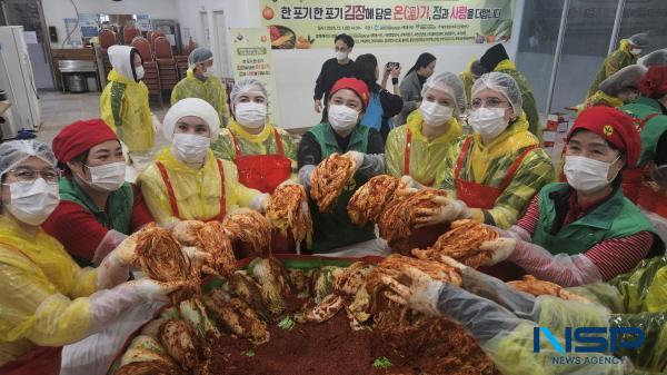 NSP통신-영진전문대학교 사회봉사단이 겨울철 지역 이웃을 돕기 위해 김장김치 나눔 봉사활동을 펼쳤다. (사진 = 영진전문대학교)