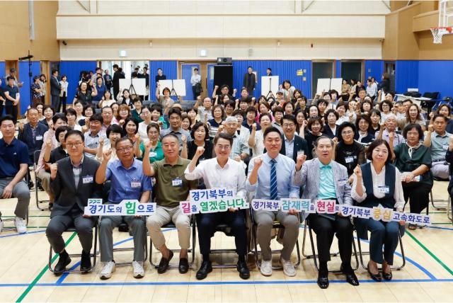 NSP통신-2025년 9월 15일 오후 민락국민체육센터에서 열린 경기북부 중심 고속화도로 현장 간담회에서 김동연 경기도지사와 지역주민 등이 기념촬영하는 모습. (사진 = 경기도)