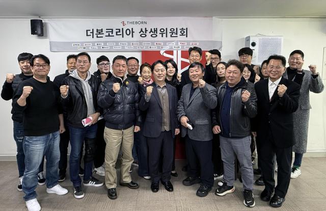 NSP통신-지난 1일 서울 서초구에 위치한 더본코리아 별관 창업설명회장에서 제4차 더본코리아 상생위원회 정례회의를 마치고 기념촬영하는 모습 (사진 = 더본코리아 제공)