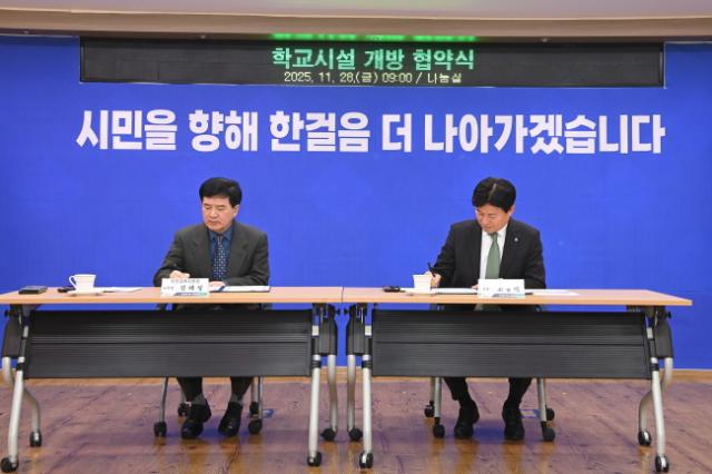 NSP통신-조용익 부천시장(오른쪽)과 김태성 부천교육지원청 교육장이 협약서에 서명을 하고 있다. (사진 = 부천시)