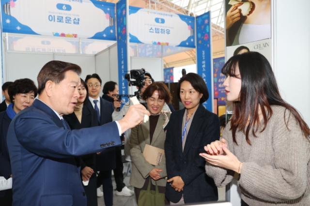 NSP통신-박승원 광명시장(사진 왼쪽)이 2024년 광명스피돔에서 열린 2024 광명시 스타트업 페스티벌의 전시·체험 부스에 참여한 기업 제품을 체험해 보고 있다. (사진 = 광명시)