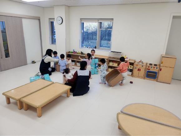 NSP통신-현행 영유아보육법의 교사 배치 기준은 0세 3명, 1세 5명, 2세 7명, 3세 15명, 4세 이상 20명이지만 안동시는 자체 기준에 따라 0세 2명, 1세 4명 , 3세 10명으로 완화해 운영하고 있다. (사진 = 안동시)