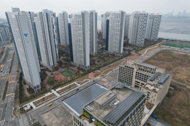 NSP통신-서울대 시흥캠퍼스(우측)와 아파트 사이 부지에 조성된 배곧 도시숲 전경. (사진 = 시흥시)