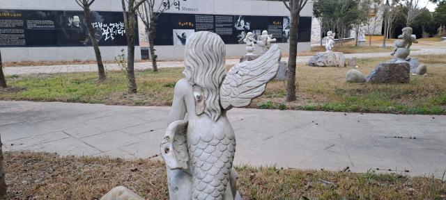 NSP통신-김대중 생가 인근 공원 김대중 전대통령 일대기록과 사기 조각상 파손현장 이미지 훼손 (사진 = 윤시현 기자)