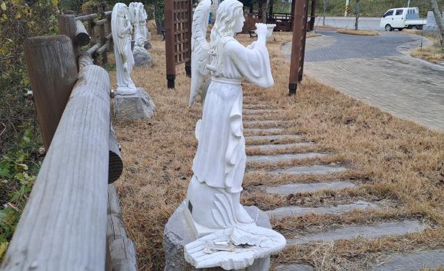 NSP통신-하의도와 신의도를 연결하는 삼도대교 신의면 진입로 사기 조각상 파손 지역 이미지 먹칠 (사진 = 윤시현 기자)