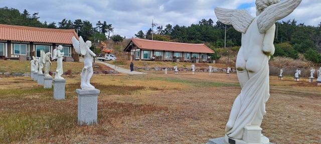 NSP통신-하의면 인동초의 집 인근 최씨 사기 제품 설치 (사진 = 윤시현 기자)