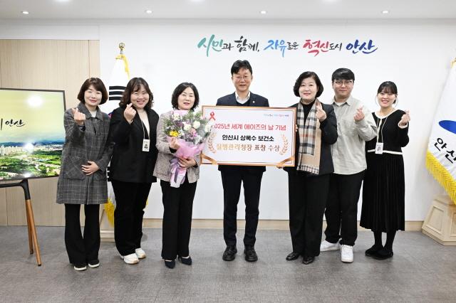 NSP통신-이민근 안산시장(오른쪽 두 번째)이 2025 대한민국 일자리 어워드에서 행안부장관상을 수상하고 공직자들과 기념촬영을 하고 있다. (사진 = 안산시)