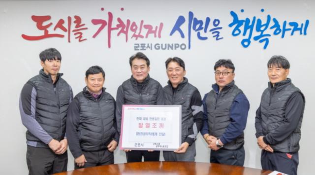 NSP통신-하은호 군포시장(왼쪽 세 번째)이 11월 28일 공무직 노조에게 발열조끼 전달 후 기념촬영을 하고 있다. (사진 = 군포시)