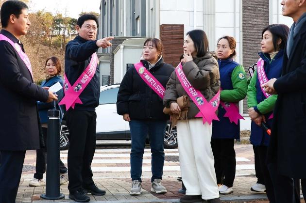 NSP통신-이상일 용인특례시장이 2일 기흥구 서농초 정문 횡단보도에서 아이들의 안전한 통학환경 조성을 위해 교통지도 봉사활동을 하고 있다. (사진 = 용인특례시)