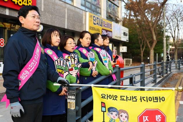 NSP통신-이상일 용인특례시장이 기흥구 서농초 정문 횡단보도에서 교통지도 봉사활동을 하고 있다. (사진 = 용인특례시)