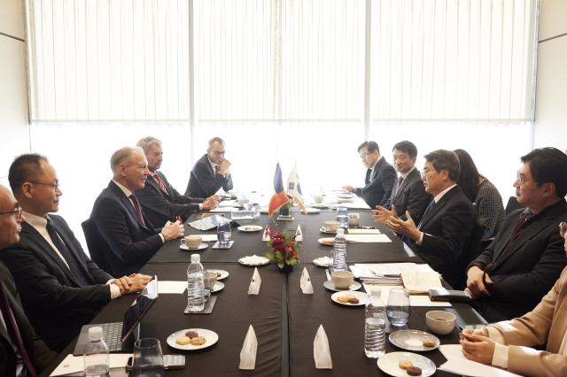 NSP통신-2일 오전 페어몬트 호텔에서 김동연 경기도지사가 에어리퀴드 첨단소재 및 수소 등 관련 투자계획 논의를 위해 프랑수아 자코(François Jackow)에어리퀴드 회장과 면담을 하고 있다. (사진 = 경기도)