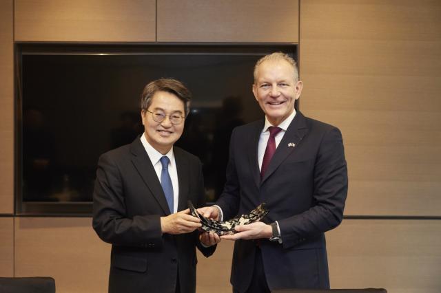 NSP통신-김동연 경기도지사가 에어리퀴드 첨단소재 및 수소 등 관련 투자계획 논의를 위해 프랑수아 자코(François Jackow)에어리퀴드 회장과 면담 후 기념품 교환을 하고 있다. (사진 = 경기도)