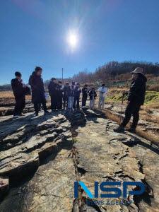 NSP통신-의성군은 지난 11월 29일 강원대학교 지질학과 교수 및 학부생 14명을 대상으로 대학생 대상 지질교육 프로그램을 운영했다고 밝혔다. (사진 = 의성군)