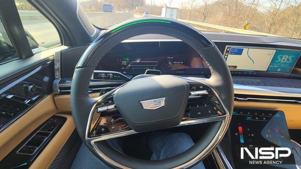 NSP통신-시승 중 운전대에서 손을 뗀 상태에서 슈퍼크루즈 기능을 사용하는 모습 (사진 = NSP통신)