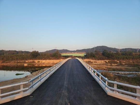 NSP통신-영주시 죽계천 횡단 도로교량 신설공사 연내 마무리, 철도유휴부지 활용 사업으로 지역 교통환경 개선 (사진 = 영주시)