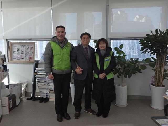 NSP통신-김호겸 경기도의원(가운데)이 전국교육공무직본부 경기지부 특수교육지도사들과 기념촬영 하는 모습. (사진 = 경기도의회)