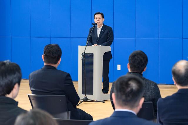 NSP통신-1일 이재준 수원시장이 창현고등학교 다목적체육관 준공식에서 축사를 하는 모습. (사진 = 수원시)