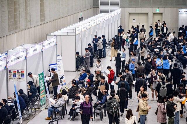 NSP통신-4월 대규모 일자리 박람회가 열린 수원컨벤션센터에서 구직자들이 일자리를 찾기 위해 모여 있다. (사진 = 수원시)
