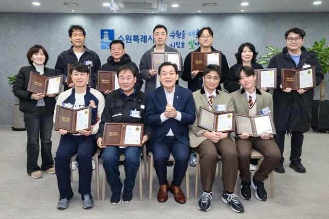 NSP통신-1일 이재준 수원시장(앞 줄 가운데)과 모범시민 표창을 받은 시민들이 기념촬영을 하는 모습. (사진 = 수원시)