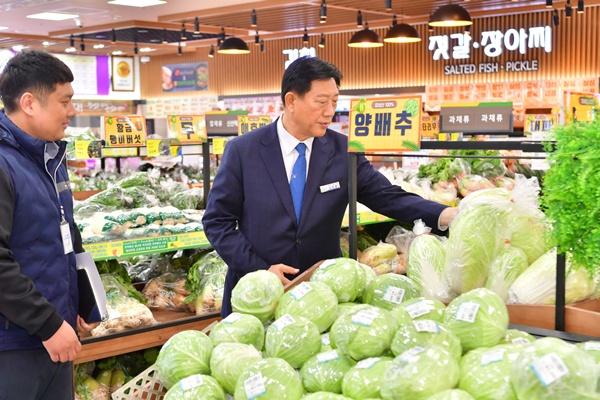 NSP통신-김한종 장성군수(사진 오른쪽)가 장성로컬푸드 첨단직매장을 둘러보고 있다. (사진 = 장성군)