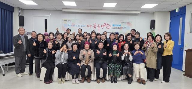 NSP통신-1일 김현수 수원시 제1부시장(앞줄 오른쪽 네번째)과 성과보고회 참석자들이 함께하고 있다. (사진 = 수원시)