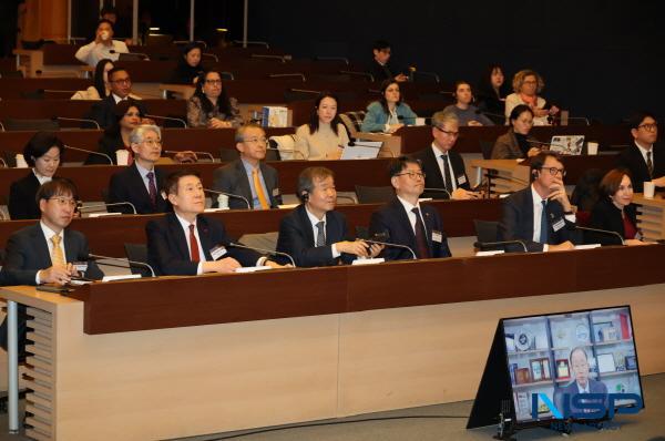 NSP통신-포항시는 2일 서울 대한상공회의소에서 열린 제1회 동아시아 기후대화(EACD 2025)에 참석해 국내외 기후·외교 리더들과 교류하며 지역 산업의 녹색전환 전략을 국제사회에 공식적으로 소개했다. (사진 = 포항시)