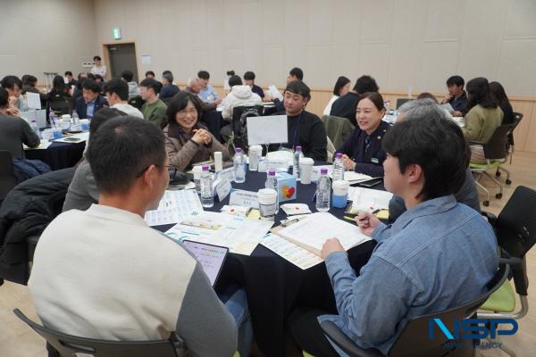 NSP통신-경산시 탄소중립 지원센터는 지난달 28일 임당유적전시관에서 2025년 경산시 탄소중립 시민참여단 위촉 및 원탁회의를 개최했다. (사진 = 경산시)