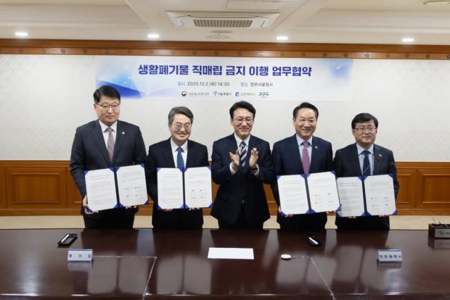 NSP통신-생활폐기물 직매립 금지 이행 업무협약식 기념촬영 모습. (사진 = 김동연 도지사 페이스북)