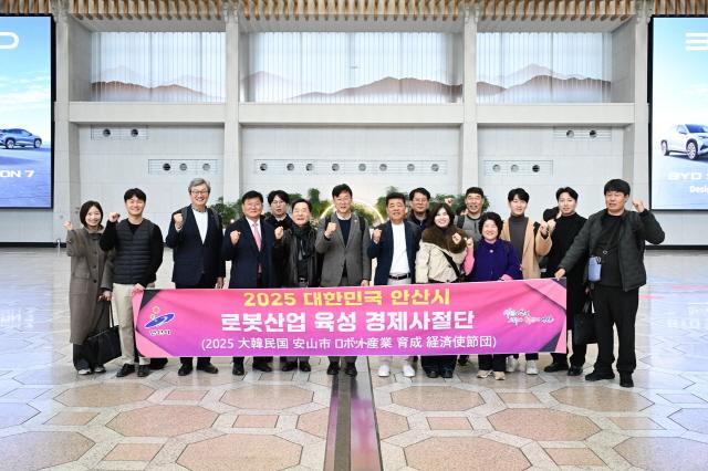 NSP통신-이민근 안산시장(왼쪽 일곱번째)이 2일 안산시 로봇산업 육성 경제사절단과 함께 4박 5일 일정으로 일본 도쿄 출장길에 나서며 기념촬영을 하고 있다. (사진 = 안산시)