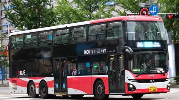 NSP통신-고양시에서 서울시로 운행하는 1000번 직행좌석버스 노선에 투입된 2층 버스 (사진 = 고양시)