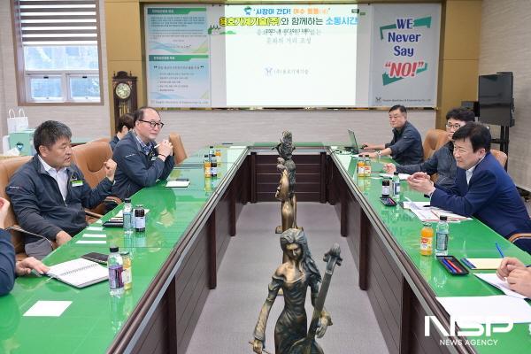 NSP통신-정기명 시장이 지난 9월 17일 여수국가산단 내 용호기계기술을 방문해 직원들의 애로사항을 듣고 있다. (사진 = 여수시)