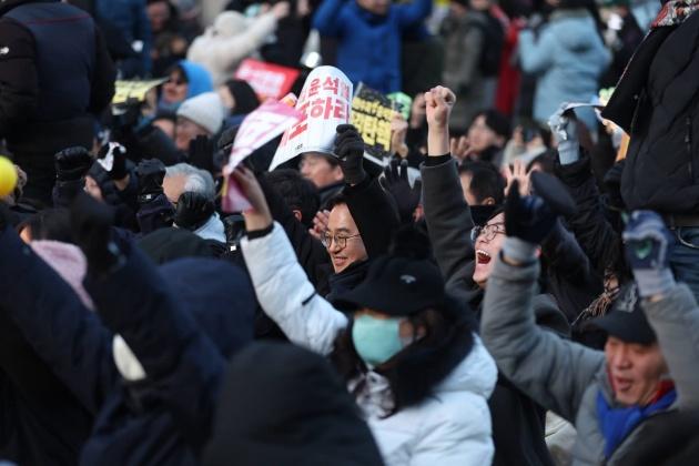NSP통신-지난해 겨울 김동연 경기도지사가 윤석열 퇴진 집회에 시민들과 함께 참여한 모습. (사진 = 김동연 도지사 페이스북)