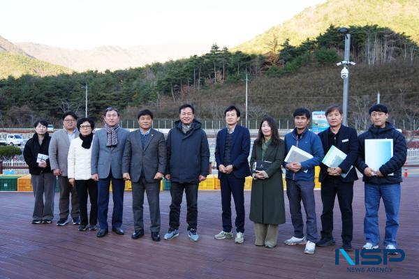 NSP통신-영천시의회 산업건설위원회는 제249회 제2차 정례회 기간 중인 지난 11월 26일부터 12월 2일까지 총 7일간(공휴일 2일 포함) 일정의 2025년도 행정사무감사 활동을 마무리했다. 보현산댐 출렁다리앞 농산물가판대 현지확인 모습 (사진 = 영천시의회)