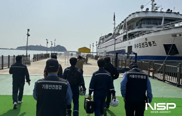 NSP통신-여수해경이 다중이용선박 안전사고 위험이 높아짐에 따라 겨울철 특별 안전관리 강화 대책을 수립해 점검에 나섰다. (사진 = 여수해경)