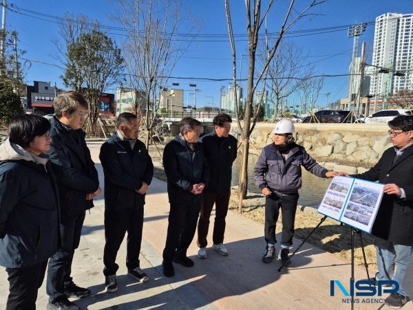 NSP통신-포항시의회 건설도시위원회는 3일 소관부서 주요 사업 점검을 위해 학산천 생태하천 복원 사업지와 학산공원 인근 통학로 현장방문을 실시했다. (= 포항시의회)