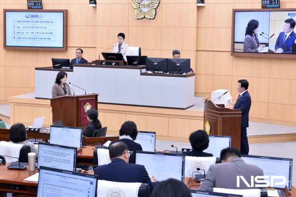 NSP통신-정신출 의원이 제252회 정례회 제4차 본회의에서 정기명 시장에게 질의하고 있다. (사진 = 여수시의회)