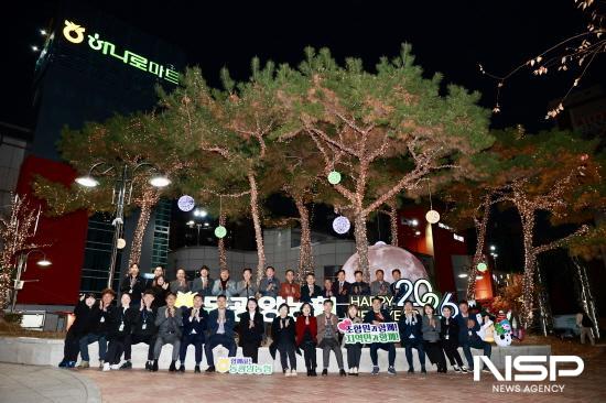NSP통신-하나로마트 대형점 앞 공원 전광판과 나무 조명 설치후 점등식 참석자 기념 찰영 (사진 = 동광양농협)