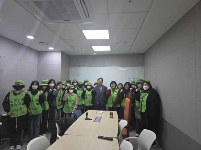 NSP통신-2일 경기도의회 4층 소회의실에서 김호겸 경기도의원이 전국교육공무직본부 경기지부 특수교육지도사들과 간담회를 개최했다. (사진 = 경기도의회)