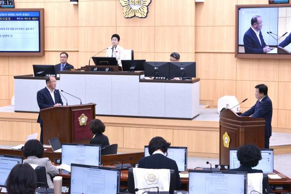 NSP통신-박영평 의원이 제252회 정례회 제4차 본회의에서 정기명 시장에게 질문하고 있다. (사진 = 여수시의회)