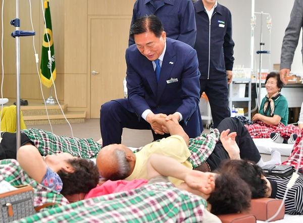 NSP통신-김한종 장성군수가 올해 총 4회 운영한 찾아가는 농촌왕진버스를 찾아 주민들과 대화하고 있다. (사진 = 장성군)