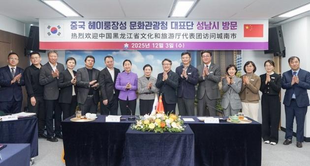 NSP통신-3일 시청 제1회의실에서 임종철 성남시 부시장, 중국 헤이룽장성 문화관광청 허징 청장을 비롯한 양측 대표자들이 기념사진을 찍고 있다. (사진 = 성남시)