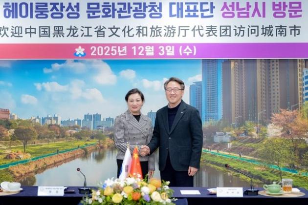 NSP통신-3일 시청 제1회의실에서 임종철 성남시 부시장과 중국 헤이룽장성 문화관광청 허징 청장이 환담에 앞서 악수하고 있다. (사진 = 성남시)