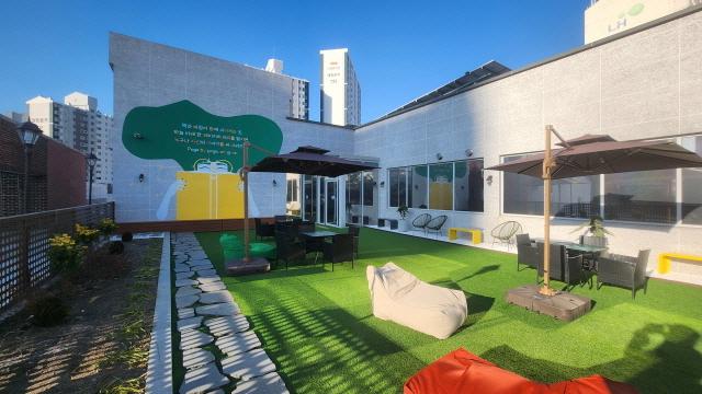 NSP통신-산본도서관 루프탑 라운지 전경. (사진 = 군포시)