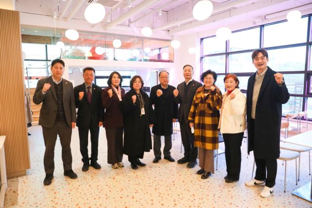 NSP통신-안산시의회 기획행정위원회가 현장활동 가운데 기념촬영을 하고 있다. (사진 = 안산시의회)