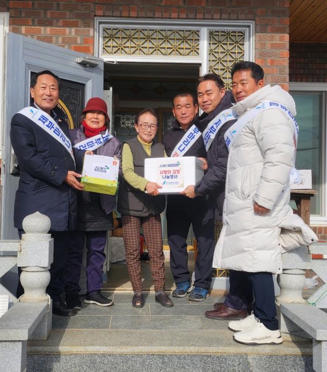 NSP통신-제부리 독거노인 김장김치 및 생활용품 전달 기념촬영 모습. (사진 = 경기평택항만공사)